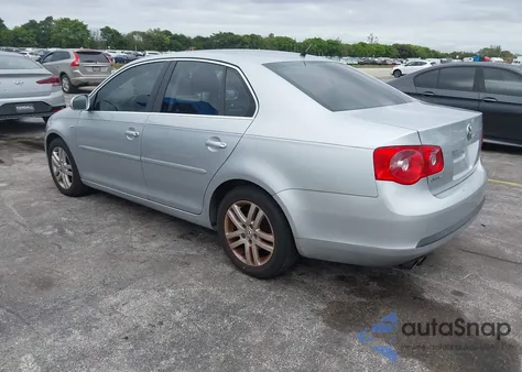 2007 Volkswagen Jetta Wolfsburg Edition z USA, uszkodzony, nr VIN 3VWEG71K27M136208